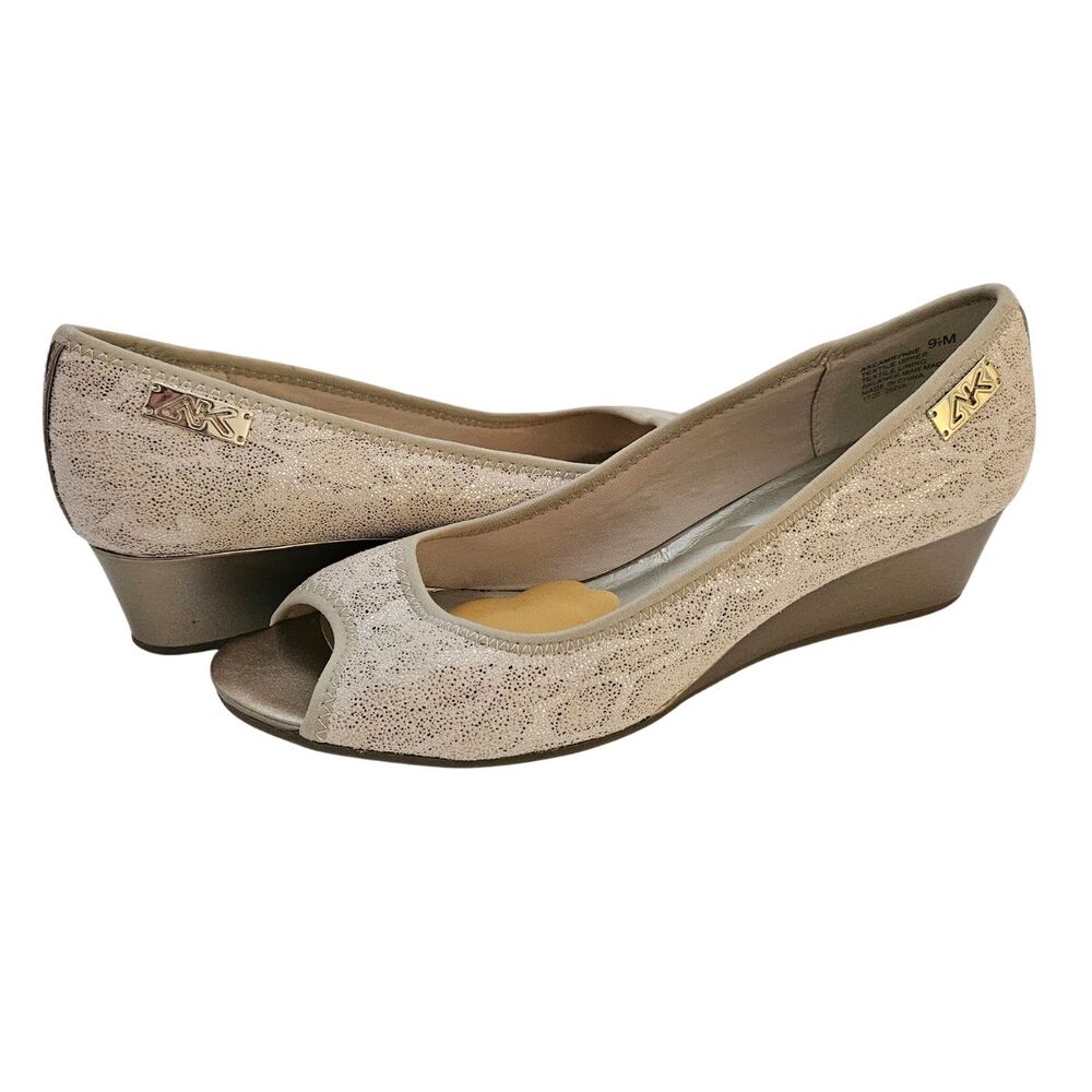 Anne Klein Sport Womens 10M Camrynne Peep Toe Wedge Pump Light Gold Glitter